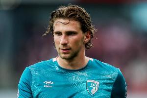 记者：巴黎报价伯恩茅斯后卫扎巴尼 同时在运作另一名英超球员