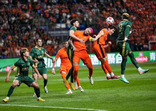 开云娱乐-单国脚对抗四国脚 玉昆取中超第一分如释重负